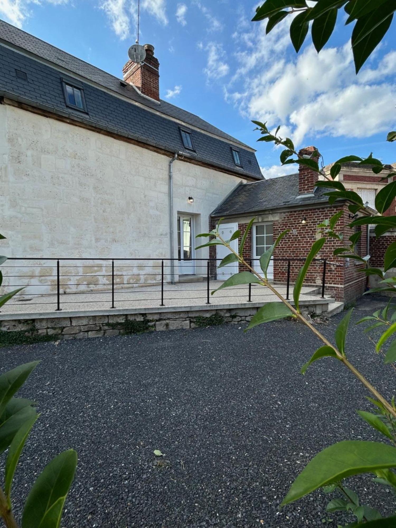 Maison 2 Chambres Avec Parking Et Jardin Noyon Exteriör bild